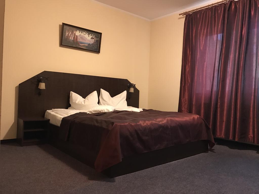 Hotel Cardinal Сату Маре Екстериор снимка