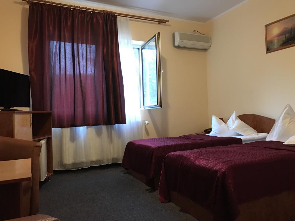 Hotel Cardinal Сату Маре Екстериор снимка