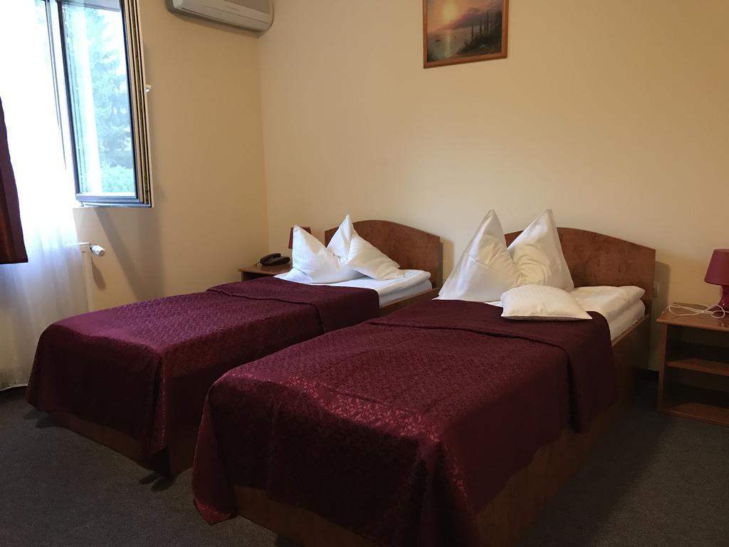 Hotel Cardinal Сату Маре Екстериор снимка