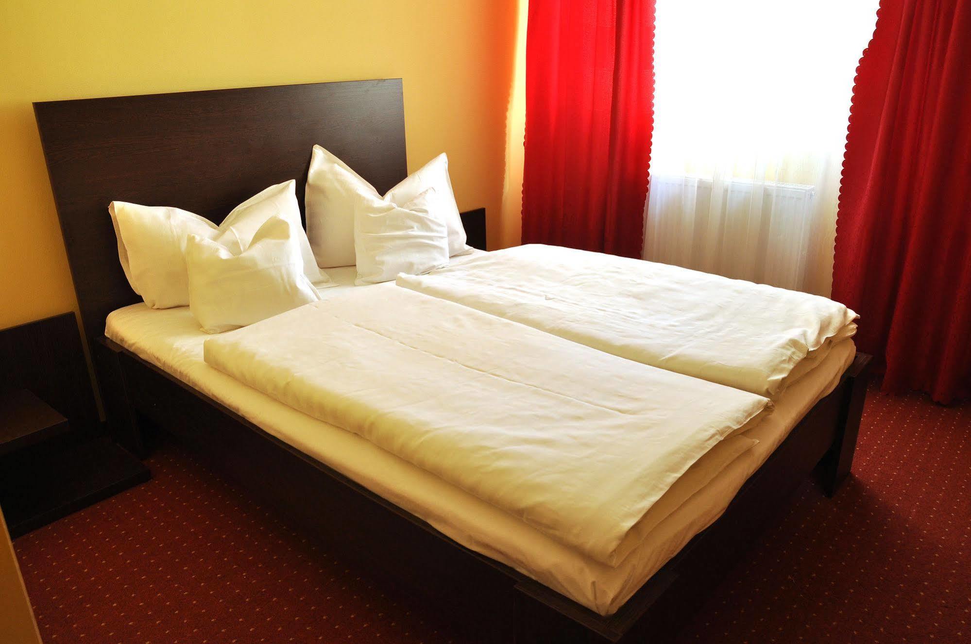 Hotel Cardinal Сату Маре Екстериор снимка