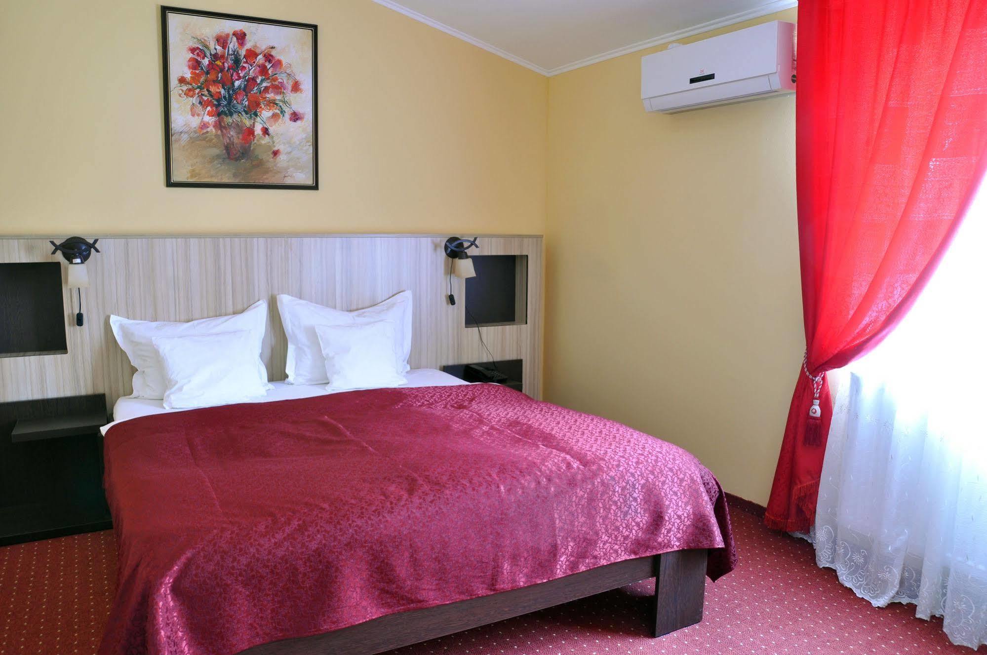 Hotel Cardinal Сату Маре Екстериор снимка