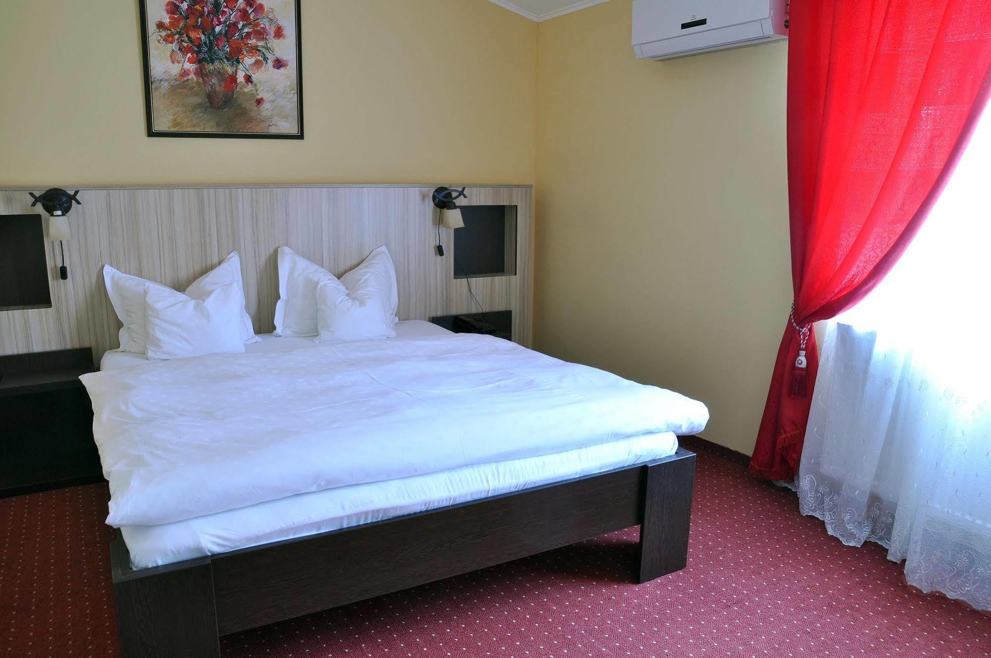 Hotel Cardinal Сату Маре Екстериор снимка
